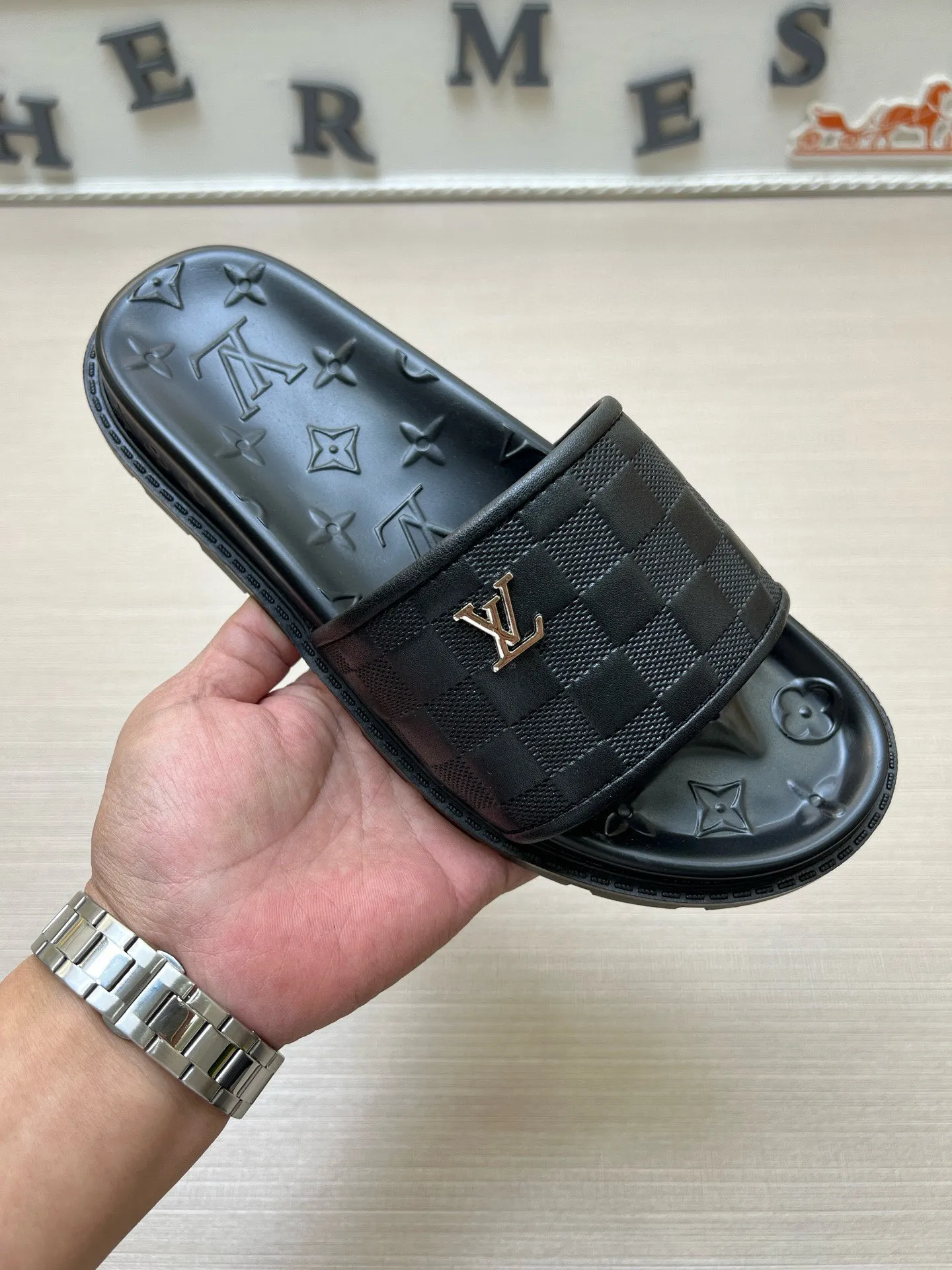 P270🏆Louis Vuitton 🏆[Louis Vuitton] Spring/Summer 2025 [Men's Flip Flops] 🎯🎯As an active family in the fashion industry ⭐ Lv is characterized by bold innovation ⚡Create this casual business style for Chinese fashionable men ✨The fabric is made of imported high-grade cowhide 🔥 Clean and neat ⚡Fashionable and elegant🌹Breathable, sweat-absorbent and deodorant👈So luxurious, high-end and domineering. 👍Must be sold if you repost the picture. Number of yards: 38--46. Color: 🎉 For large quantities. Welcome to repost.